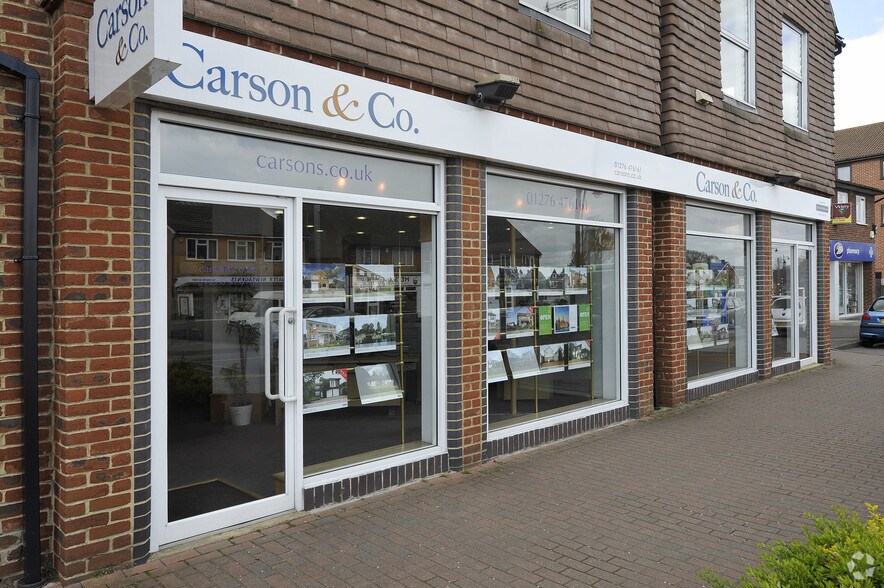 39 Guildford Rd, Lightwater à louer - Photo du bâtiment - Image 2 de 9