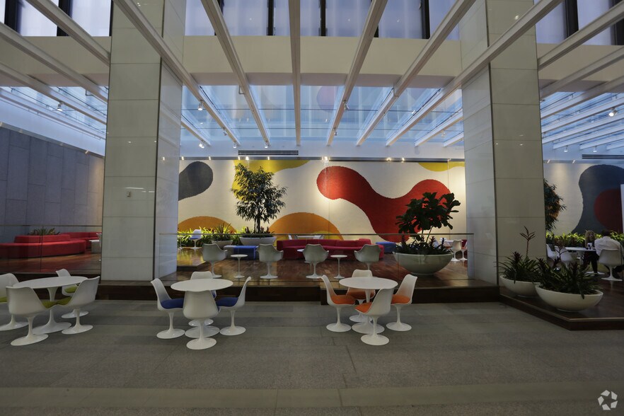 707 Wilshire Blvd, Los Angeles, CA à louer - Hall d’entrée - Image 3 de 37