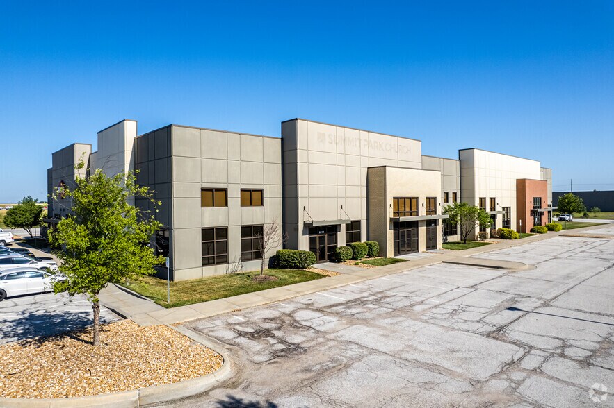 2810-2850 NE Independence Ave, Lee's Summit, MO à louer - Photo du bâtiment - Image 2 de 4