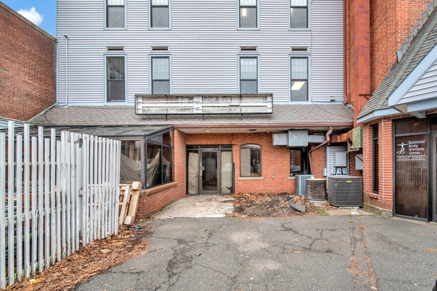 175 Church St, Naugatuck, CT à louer - Photo du bâtiment - Image 2 de 7