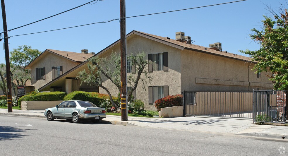 24851 Walnut St, Newhall, CA à vendre - Photo du bâtiment - Image 2 de 4