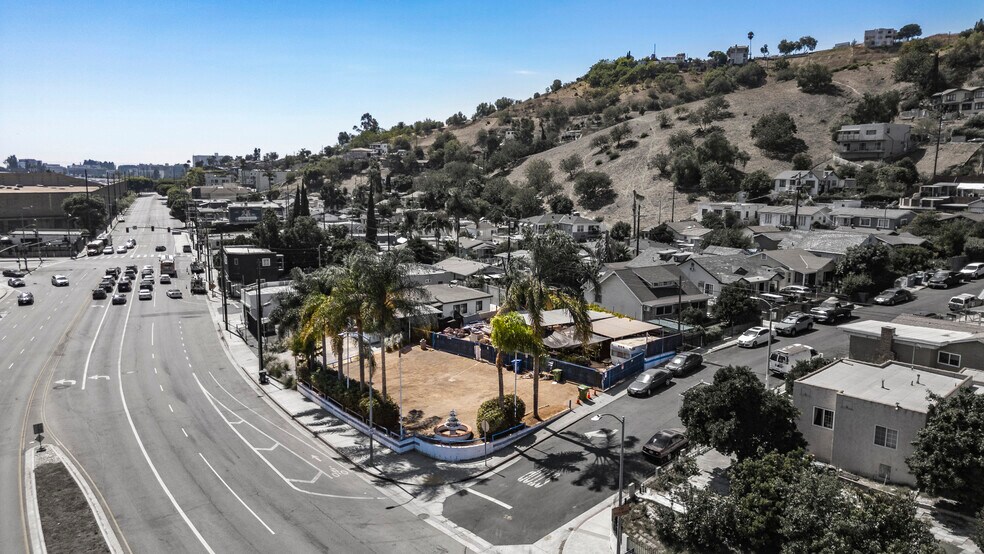 4215 Huntington Dr N, Los Angeles, CA à vendre - Photo du bâtiment - Image 3 de 10