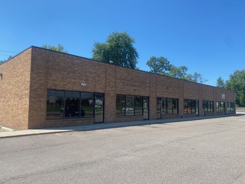 16700-16950 Allen Rd, Taylor, MI à louer - Photo du bâtiment - Image 2 de 3