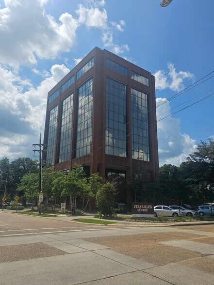 102 Versailles Blvd, Lafayette, LA à louer - Photo du bâtiment - Image 3 de 10