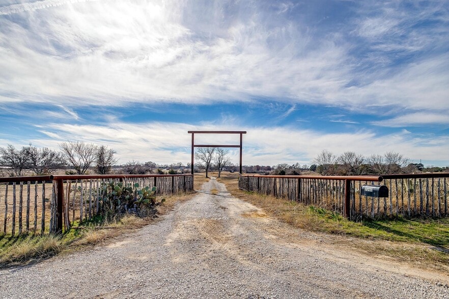 2040 Erwin Rd, Poolville, TX à vendre - Photo principale - Image 1 de 74