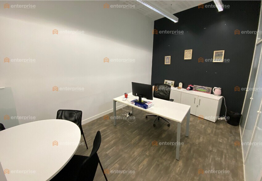 Office in Lille for lease - Interior Photo - Image 2 of 7