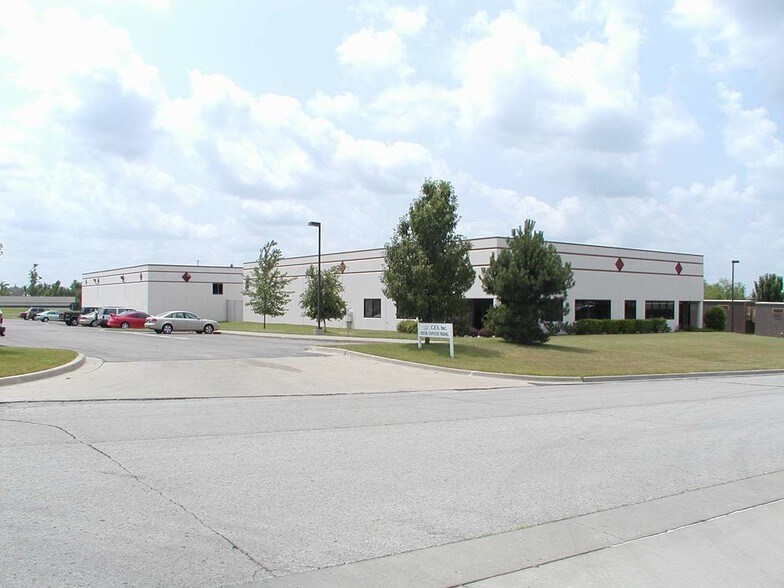 3 NE Victoria Dr, Lee's Summit, MO à vendre - Photo du bâtiment - Image 2 de 4
