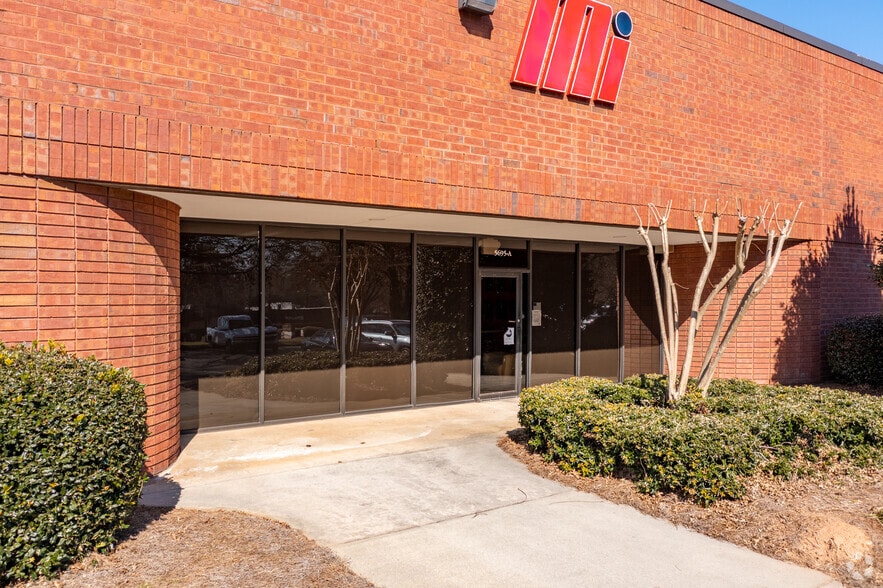 5695 Oakbrook Pky, Norcross, GA for lease - Building Photo - Image 2 of 4