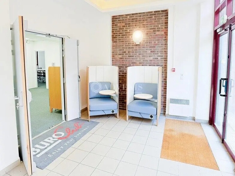 Office in Saint-Germain-en-Laye for lease - Lobby - Image 2 of 7