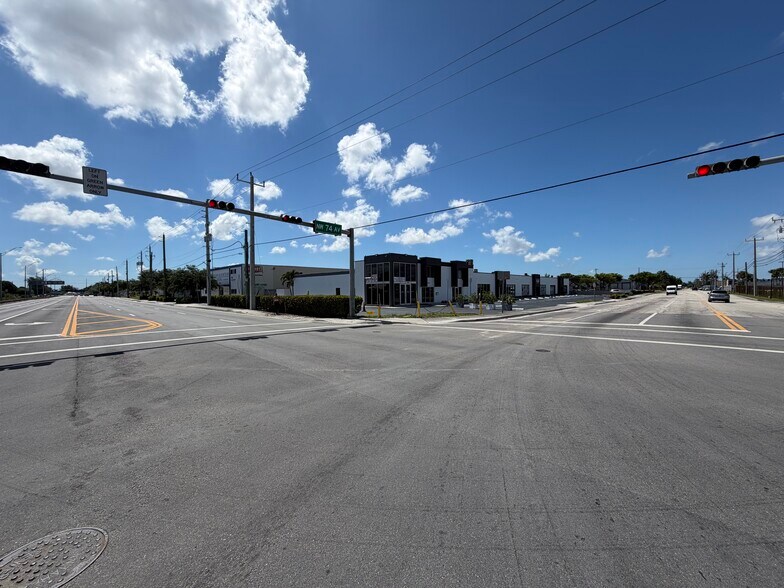 5701-5731 NW 74th Ave, Miami, FL à louer - Photo du bâtiment - Image 3 de 14