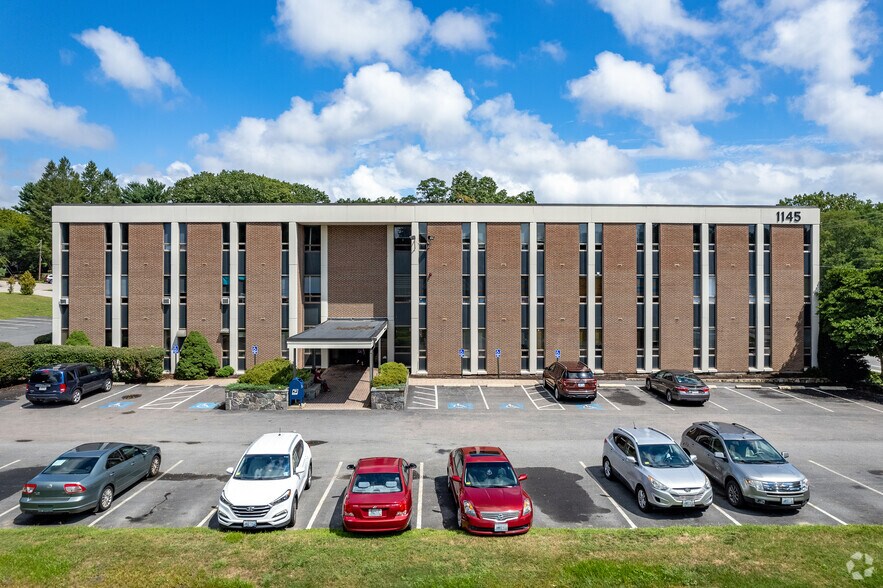 1145 Reservoir Ave, Cranston, RI à louer - Photo du bâtiment - Image 3 de 6