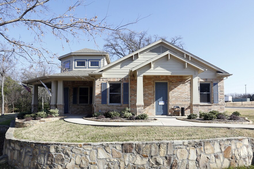 627 W College St, Grapevine, TX à louer - Photo du bâtiment - Image 3 de 8