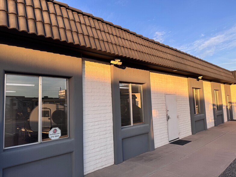 2020 W Deer Valley Rd, Phoenix, AZ à louer - Photo du bâtiment - Image 2 de 3