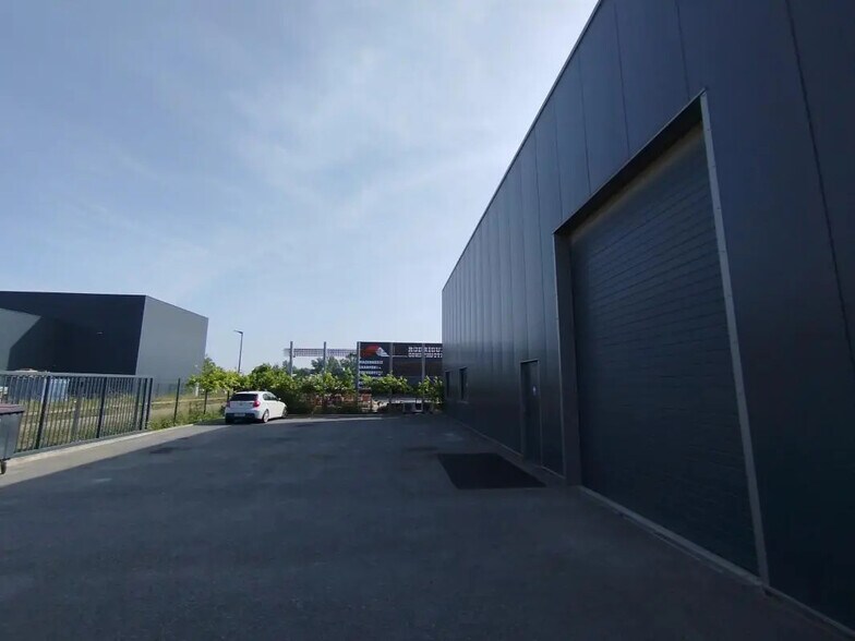 Flex dans Villeneuve-Tolosane à louer - Photo du bâtiment - Image 1 de 8