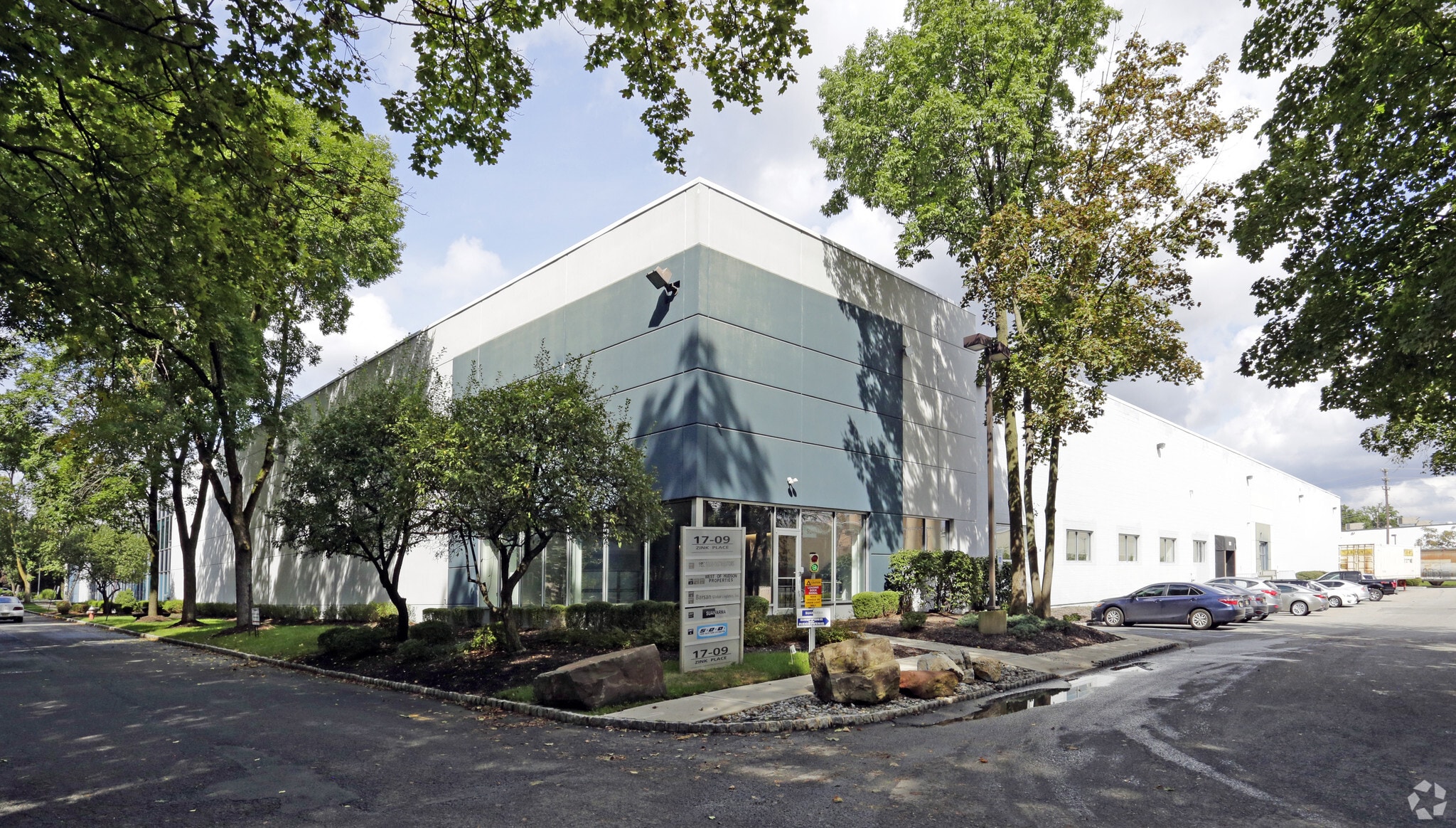 17-09 Zink Pl, Fair Lawn, NJ for sale Primary Photo- Image 1 of 57