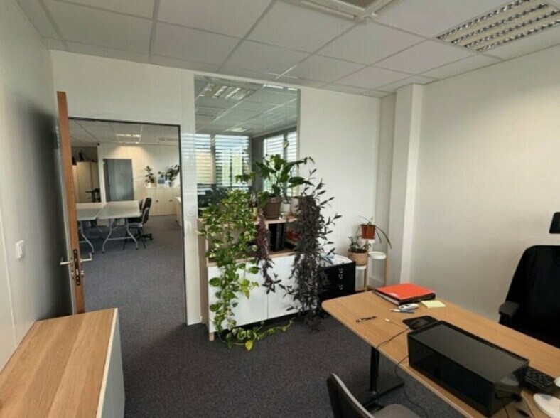 Office in Vaulx-en-Velin for lease - Interior Photo - Image 3 of 10