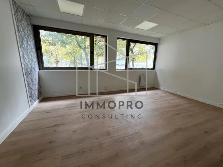 Office in Rouen for sale - Building Photo - Image 2 of 8