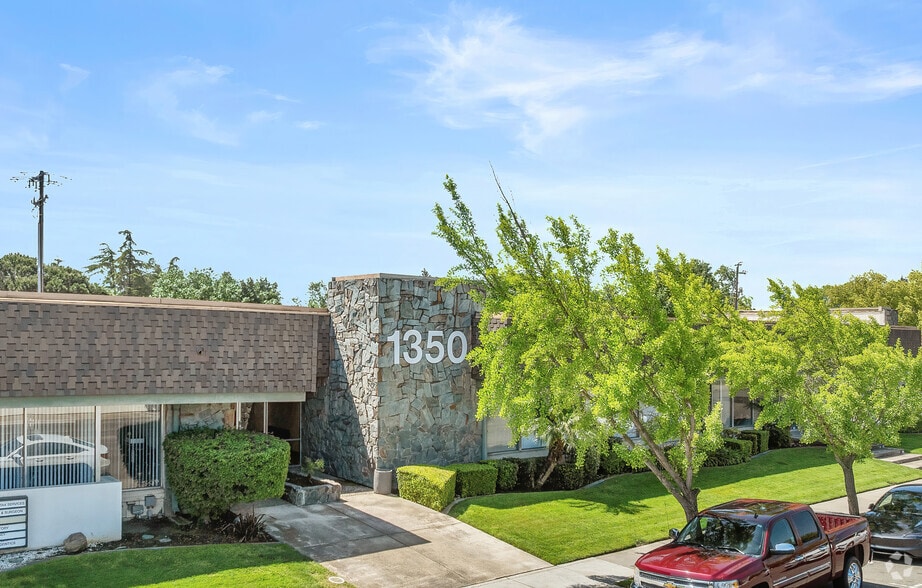 1350 W Robinhood Dr, Stockton, CA for lease - Building Photo - Image 2 of 13