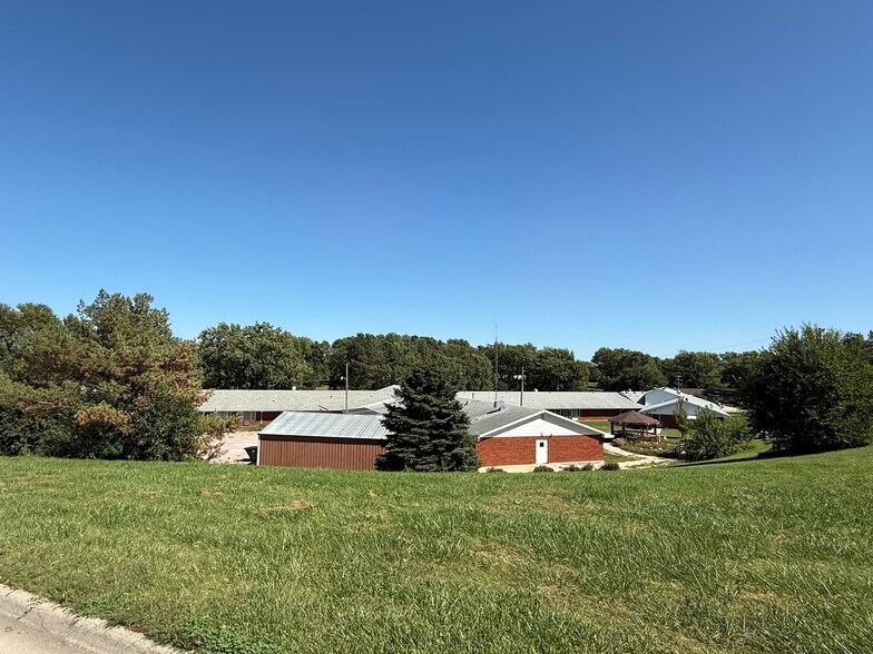 702 Cedar Ave, Laurel, NE à vendre - Photo du bâtiment - Image 2 de 43