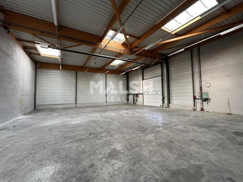 Office in La Verpillière for lease - Interior Photo - Image 1 of 9