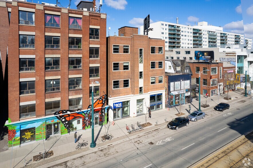 196 Spadina Av, Toronto, ON à louer - Photo du bâtiment - Image 2 de 4