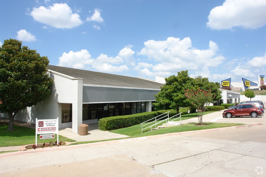 6833-6869 Green Oaks Rd, Fort Worth, TX à louer - Photo du bâtiment - Image 3 de 4