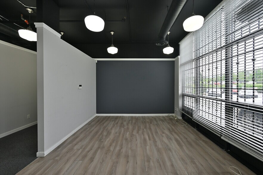 15272 Croydon Dr, Surrey, BC à vendre - Photo du bâtiment - Image 2 de 11
