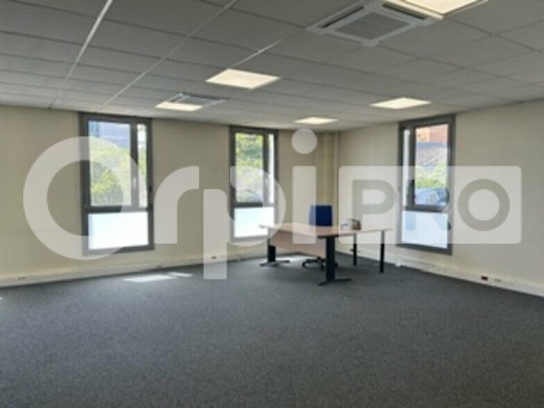 Office in Limas for sale - Interior Photo - Image 1 of 4