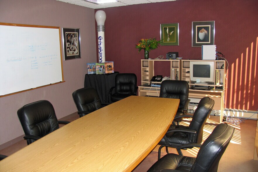 45 Banfi Plz, Farmingdale, NY à vendre - Photo du bâtiment - Image 3 de 11