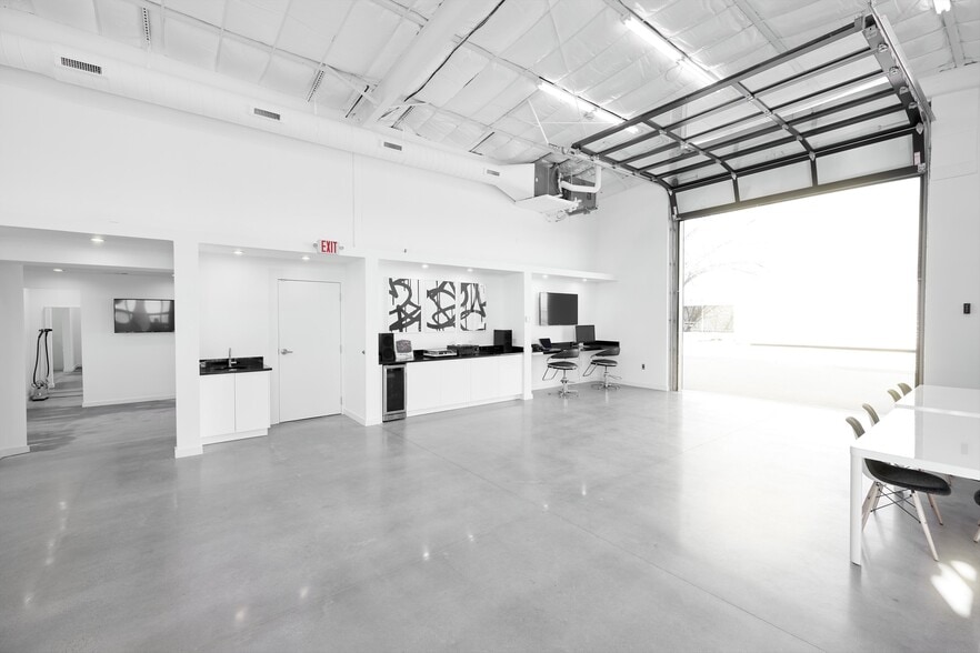 2655 Myrtle Springs Ave, Dallas, TX for sale - Building Photo - Image 3 of 50