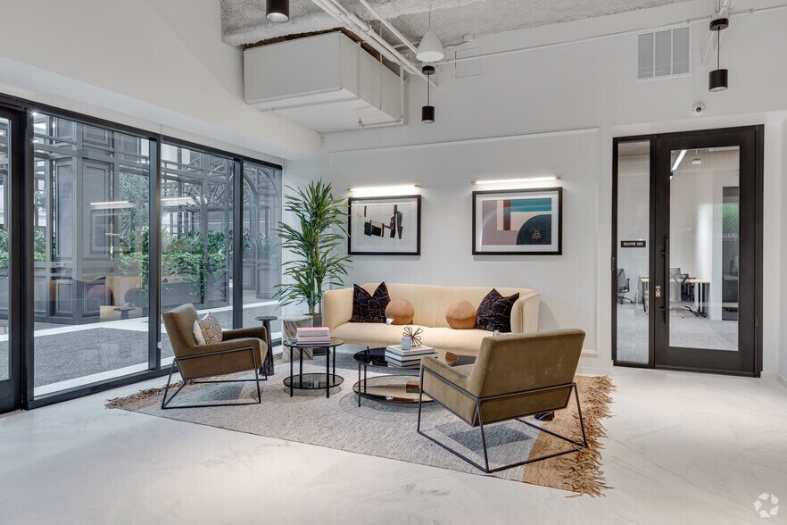 3200 E Camelback Rd, Phoenix, AZ for lease - Interior Photo - Image 2 of 12