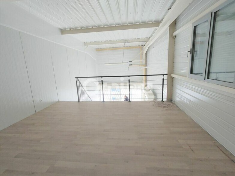 Retail in Betheny for lease - Interior Photo - Image 3 of 4