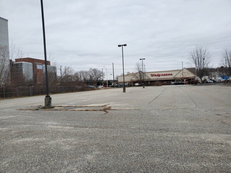 603 Clinton St, Woonsocket, RI à vendre - Photo du bâtiment - Image 2 de 9
