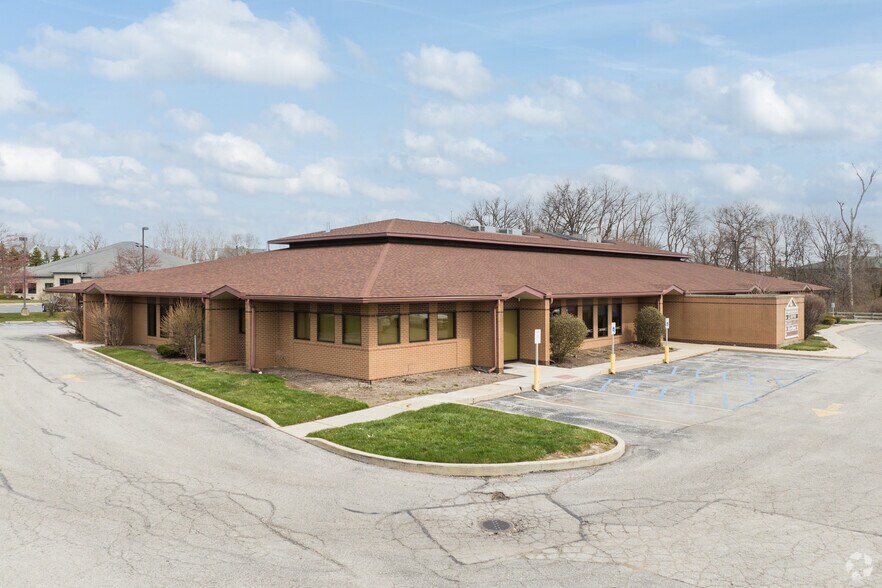 7010 Spring Meadows West Dr, Holland, OH à louer - Photo du bâtiment - Image 2 de 4