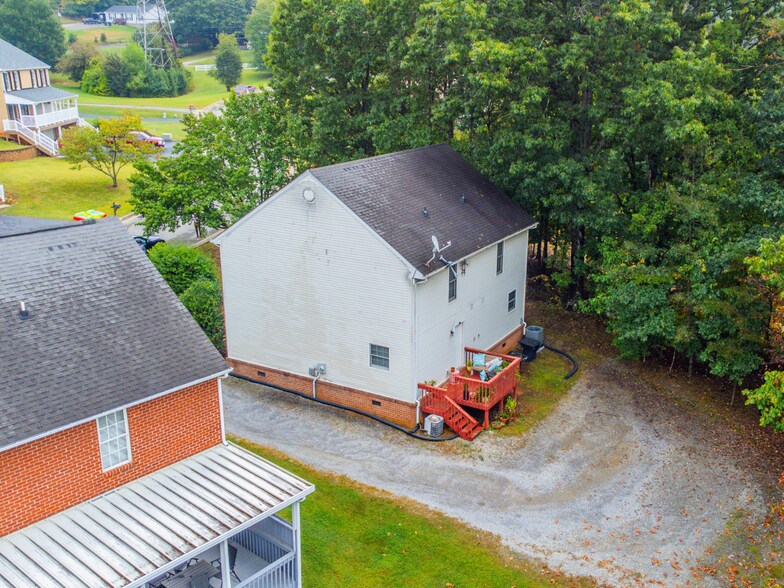 5522 Crestwood Dr, Cave Spring, VA à vendre - Photo du bâtiment - Image 2 de 9