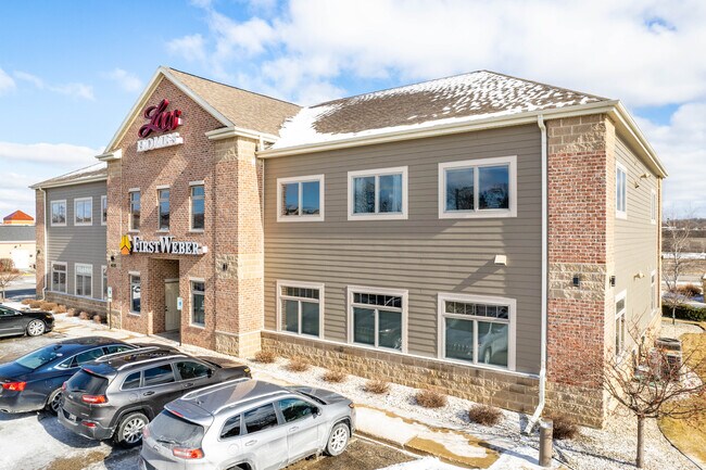 Plus de détails pour 435 Village Walk Ln, Johnson Creek, WI - Bureau/Médical, Bureau/Commerce de détail à louer