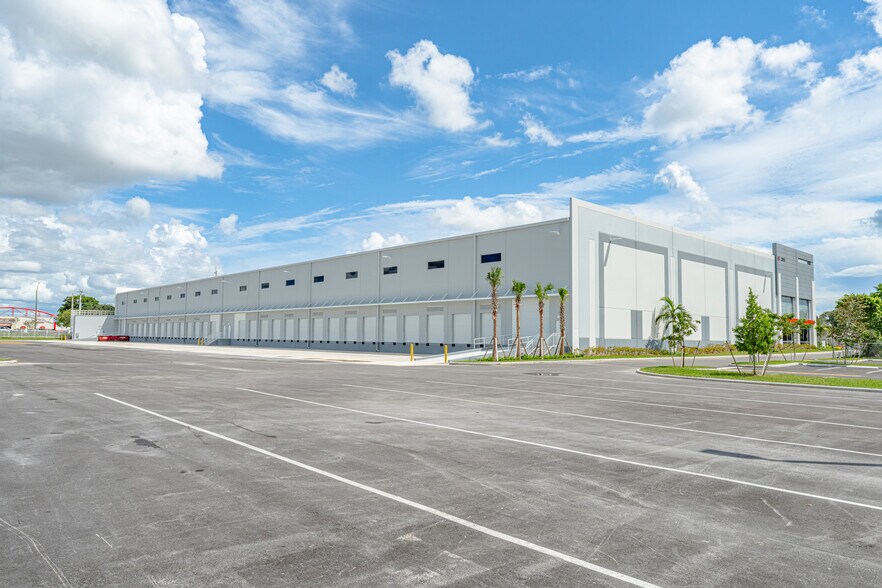 2910 Stirling Rd, Hollywood, FL à louer - Photo du bâtiment - Image 3 de 13