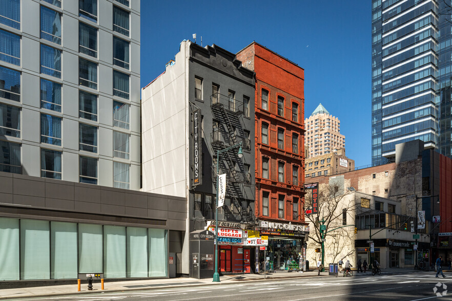 765 8th Ave, New York, NY à vendre - Photo du bâtiment - Image 1 de 1