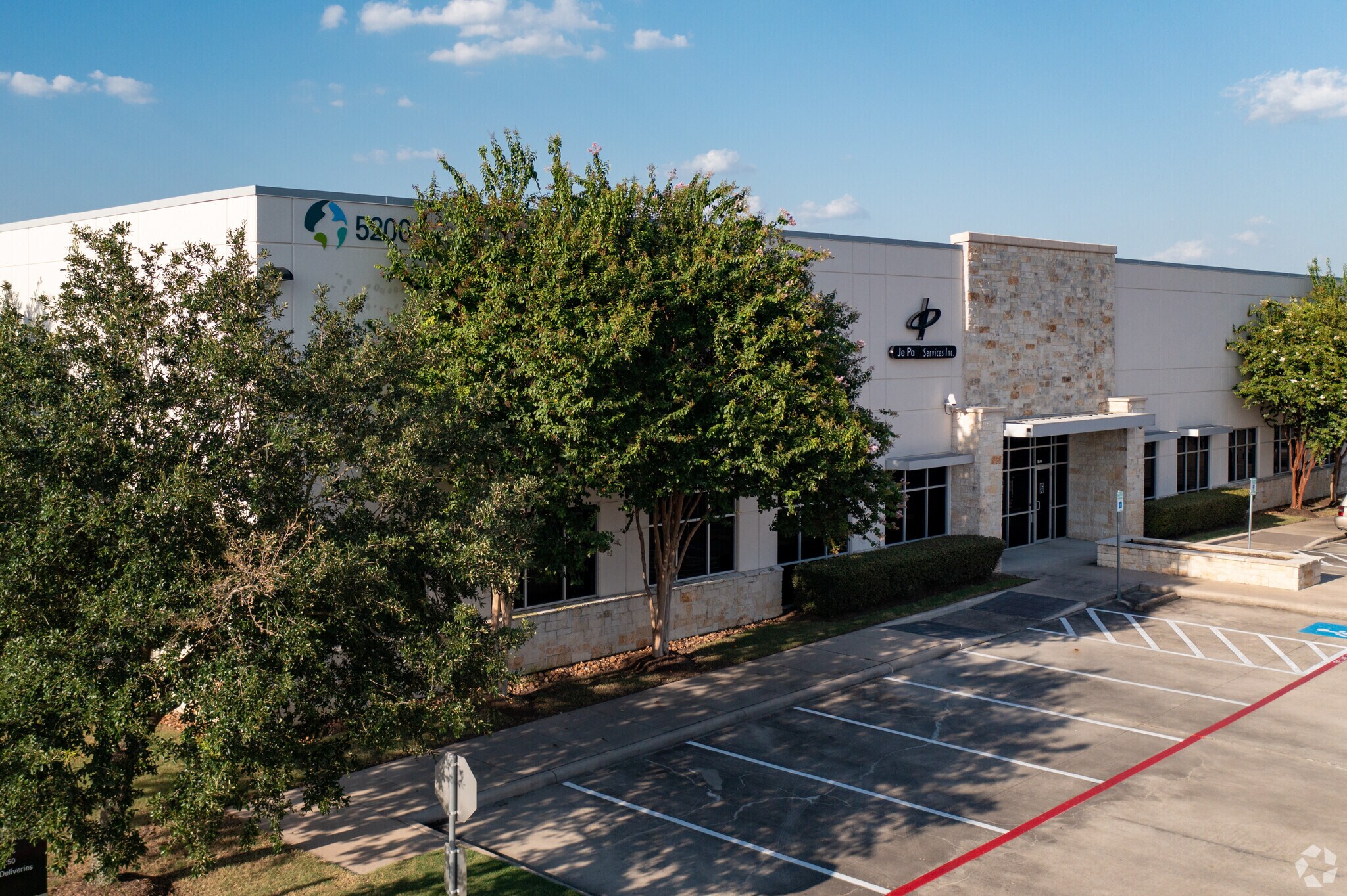 5250 N Sam Houston Pky W, Houston, TX à louer Photo du bâtiment- Image 1 de 15