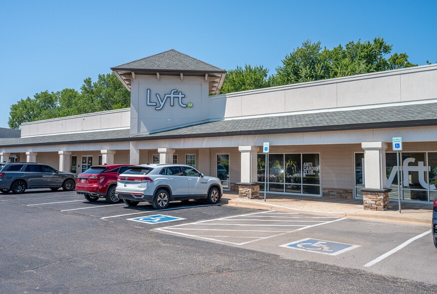285 S Santa Fe Ave, Edmond, OK à louer - Photo du bâtiment - Image 2 de 6