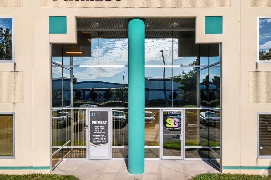 7575 Kingspointe Pky, Orlando, FL for lease - Building Photo - Image 1 of 17