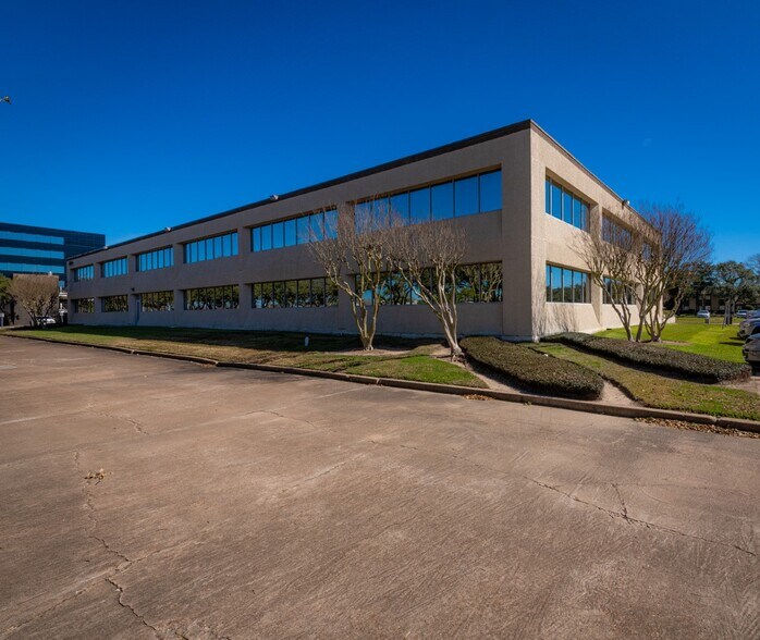 2222 Bay Area Blvd, Houston, TX à louer - Photo du bâtiment - Image 3 de 7