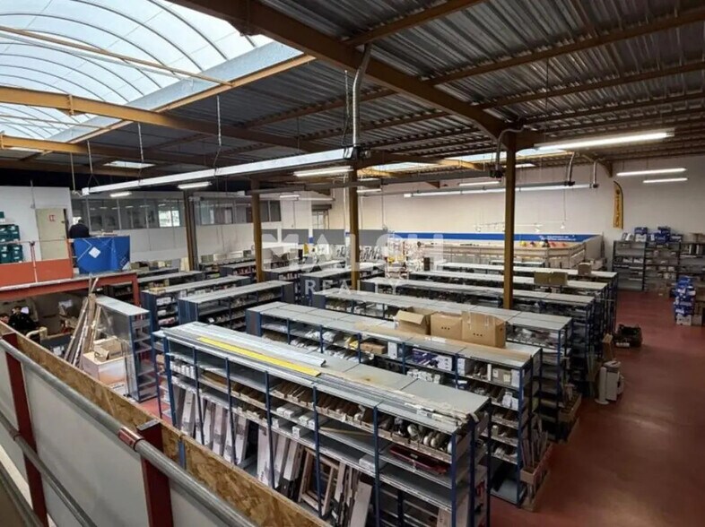 Flex in Lyon for lease - Interior Photo - Image 3 of 12