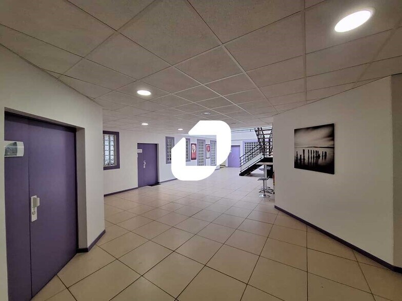 Office in Chilly Mazarin for lease - Interior Photo - Image 2 of 9