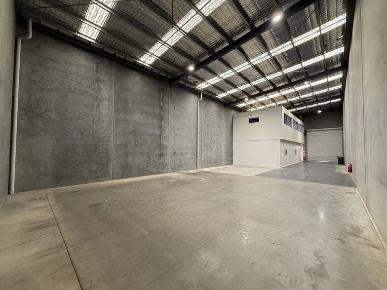 5 Rocklea Dr, Port Melbourne for sale - Interior Photo - Image 2 of 6