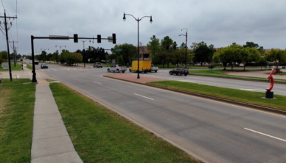 2100 Kelly Ave, Edmond, OK à vendre - Photo du bâtiment - Image 3 de 9