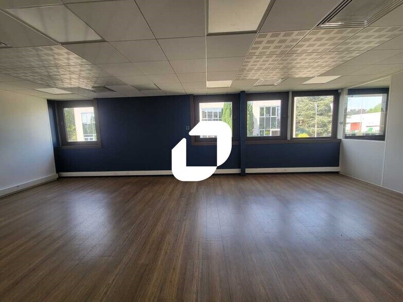 Office in Villebon Sur Yvette for lease - Interior Photo - Image 2 of 10