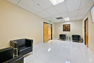 225 W Hospitality Ln, San Bernardino, CA à louer Photo du bâtiment- Image 2 de 2