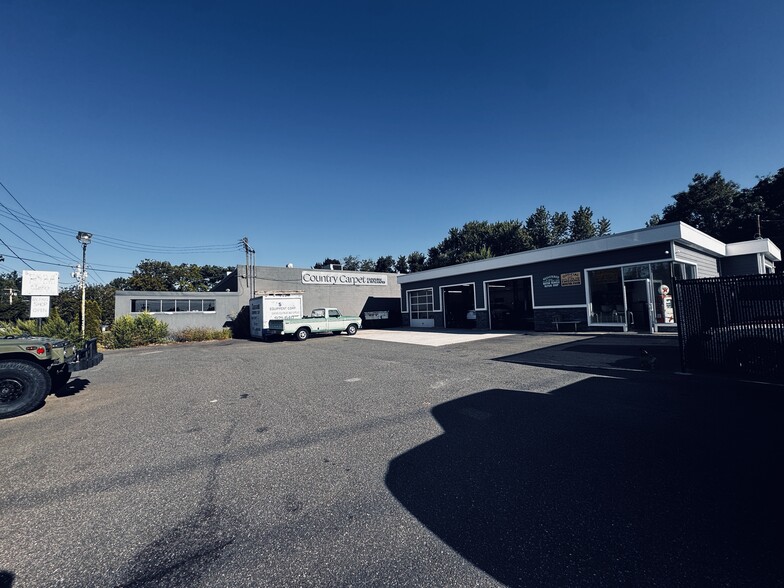215 Robbins Ln, Syosset, NY for sale - Building Photo - Image 2 of 7