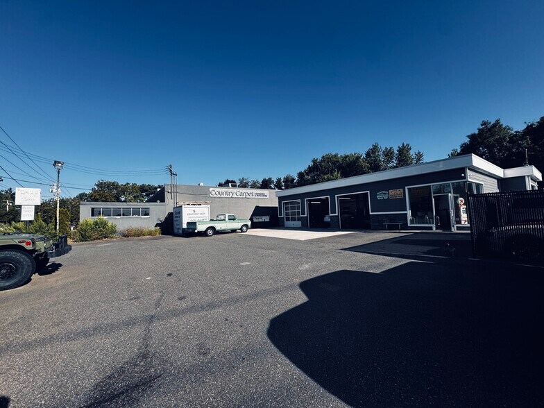 215 Robbins Ln, Syosset, NY à vendre - Photo du bâtiment - Image 2 de 7